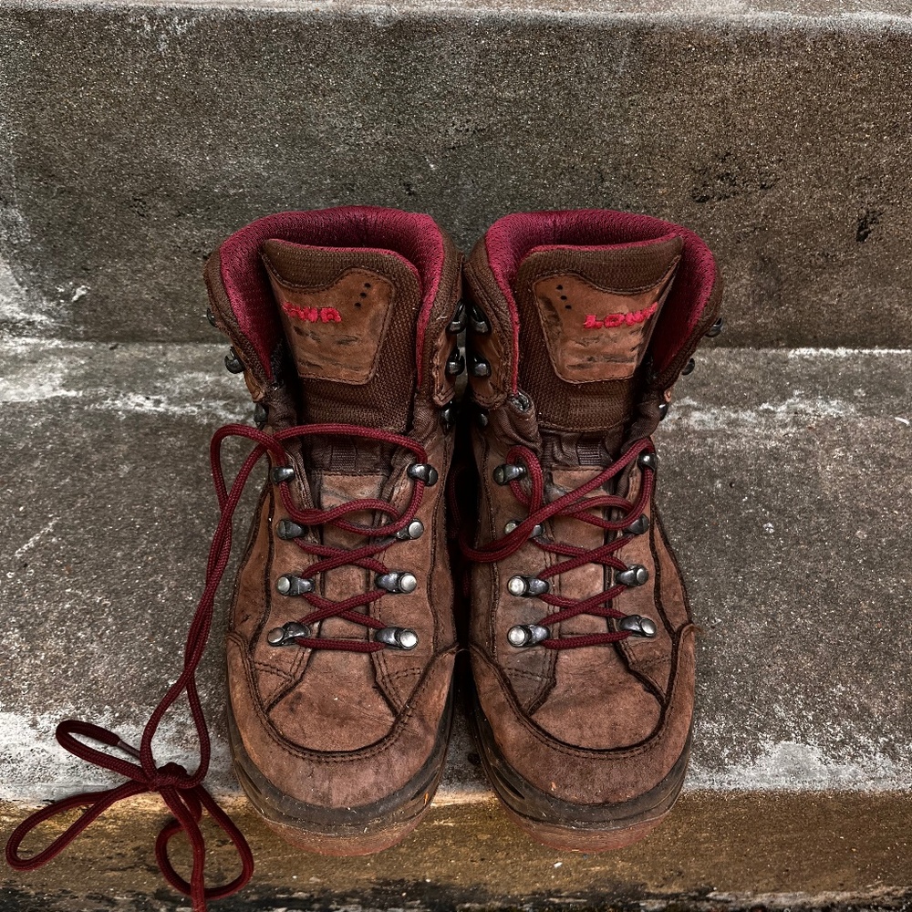 Lowa renegade women’s size 8 hiking boot